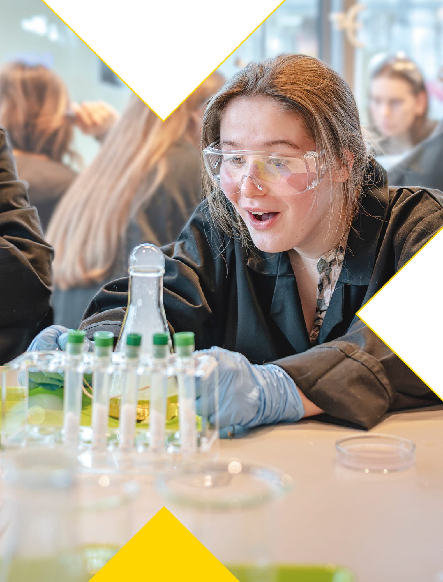 dziewczyna wykonuje doświadczenie chemiczne