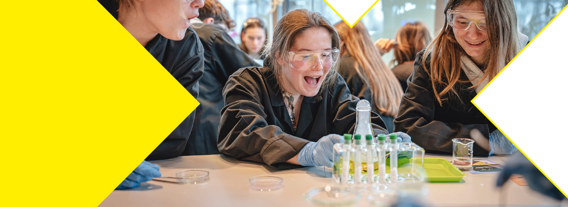 dziewczyna wykonuje eksperyment chemiczny